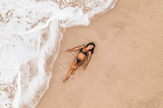 GIRL_IN_BLACK_BIKINI_ON_BEACH